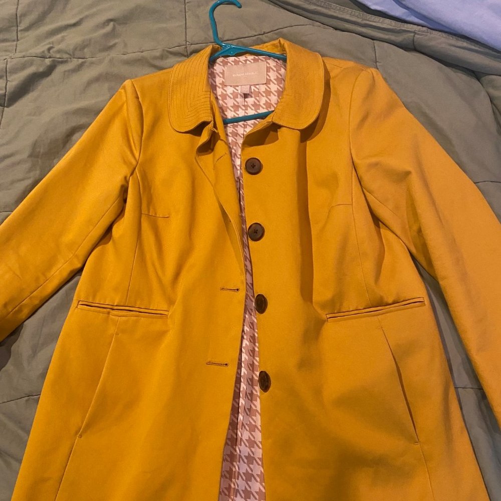 BANANA REPUBLIC MUSTARD TRENCH COAT SIZE M